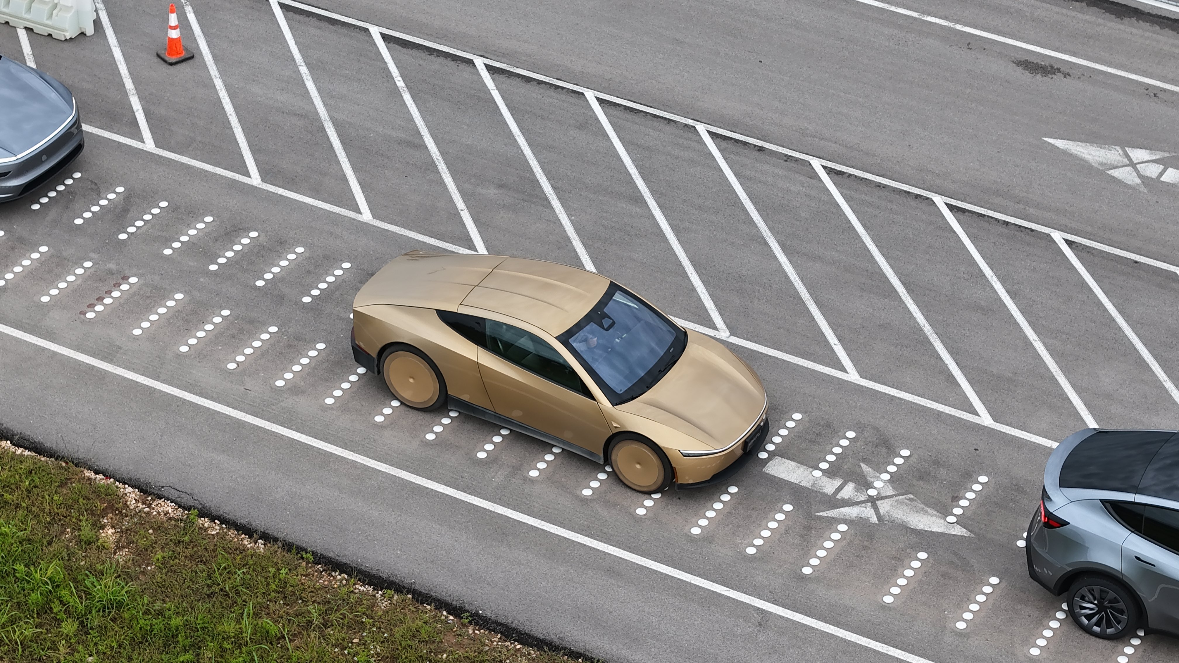 Giga Texas desborda el lote de salida: Model Y, Cybertruck AWD y Cybercabs en plena actividad