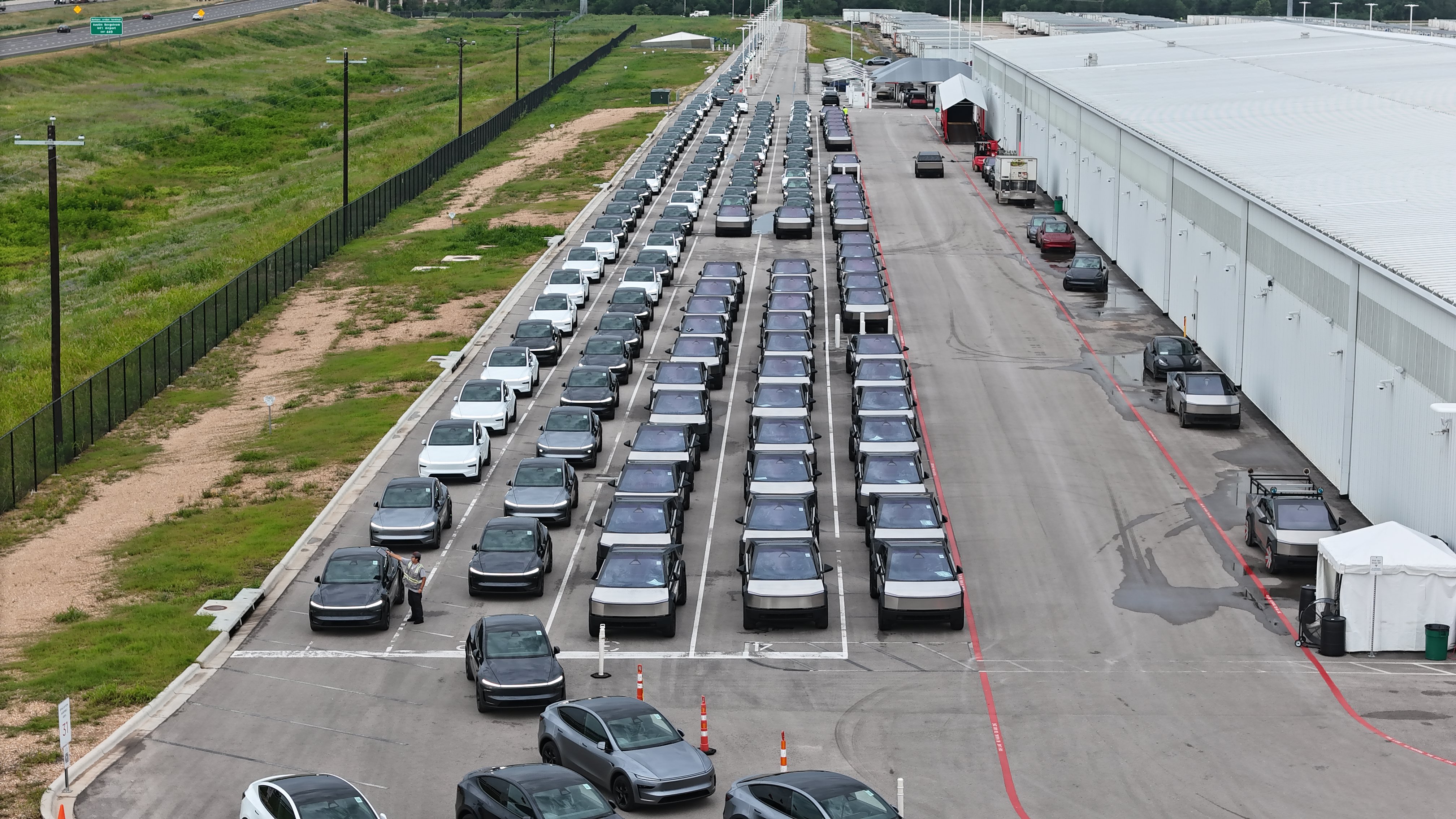 Lote de vehículos en Giga Texas — foto 2